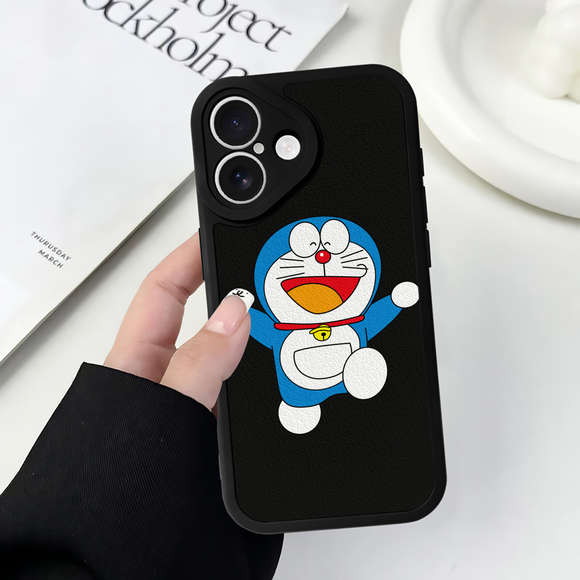 （画像用） ドラえもん Doraemon 【iPhone 16シリーズ対応】シリコンスマホケース（レザー調） 材質：シリコン